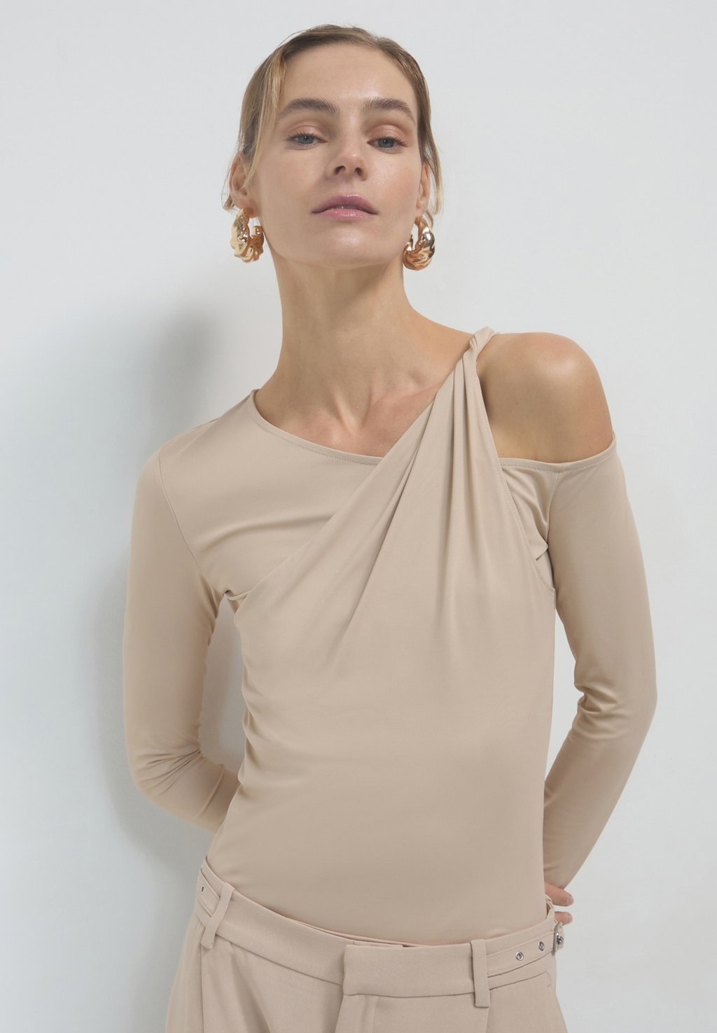 Топ с длинными рукавами CUT OUT Calliope, бежевый
Топ с длинными рукавами CUT OUT Calliope, бежевый