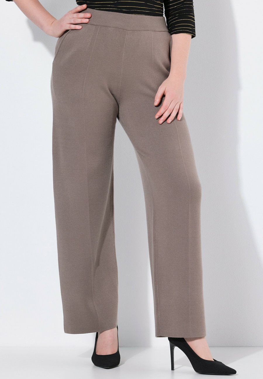 Брюки Ulla Popken BÜGELFALTE WEITES BEIN ELASTIKBUND, Pale Brown/Light Brown
Брюки Ulla Popken BÜGELFALTE WEITES BEIN ELASTIKBUND, Pale Brown/Light Brown