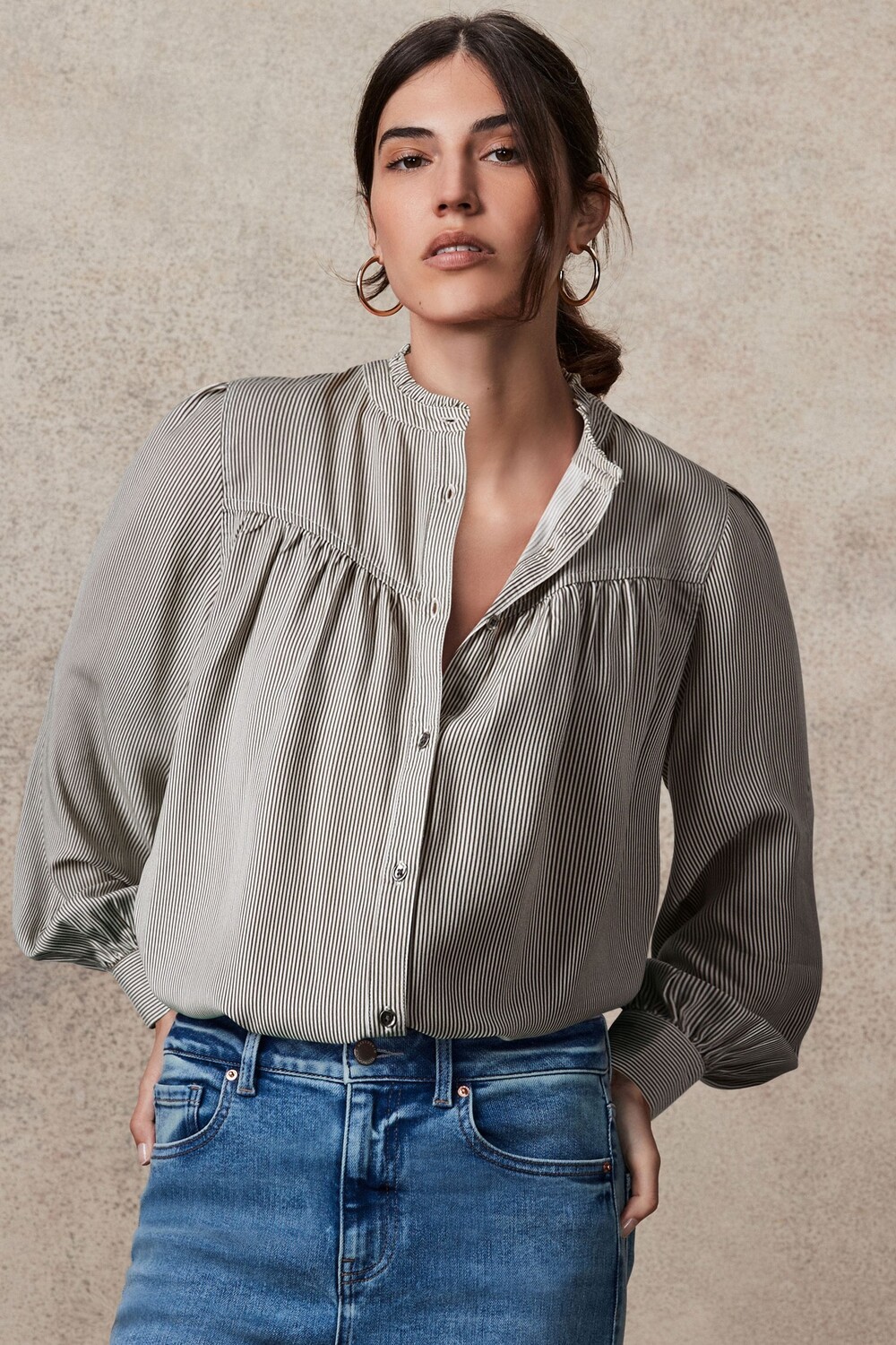 Стираная блузка с длинными рукавами и оборками на шее Next, черный 
Стираная блузка с длинными рукавами и оборками на шее Next, черный