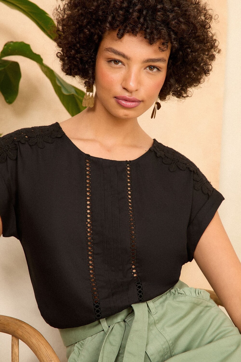 Футболка с кружевной отделкой на плечах Love & Roses, черный
Футболка с кружевной отделкой на плечах Love & Roses, черный