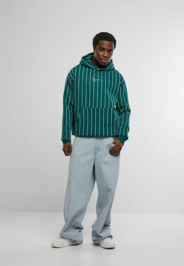 Небольшая фирменная толстовка в тонкую полоску. Karl Kani, Dark Green Vanilla, Зеленый, Небольшая фирменная толстовка в тонкую полоску. Karl Kani, Dark Green Vanilla
Небольшая фирменная толстовка в тонкую полоску. Karl Kani, Dark Green Vanilla, Зеленый, Небольшая фирменная толстовка в тонкую полоску. Karl Kani, Dark Green Vanilla