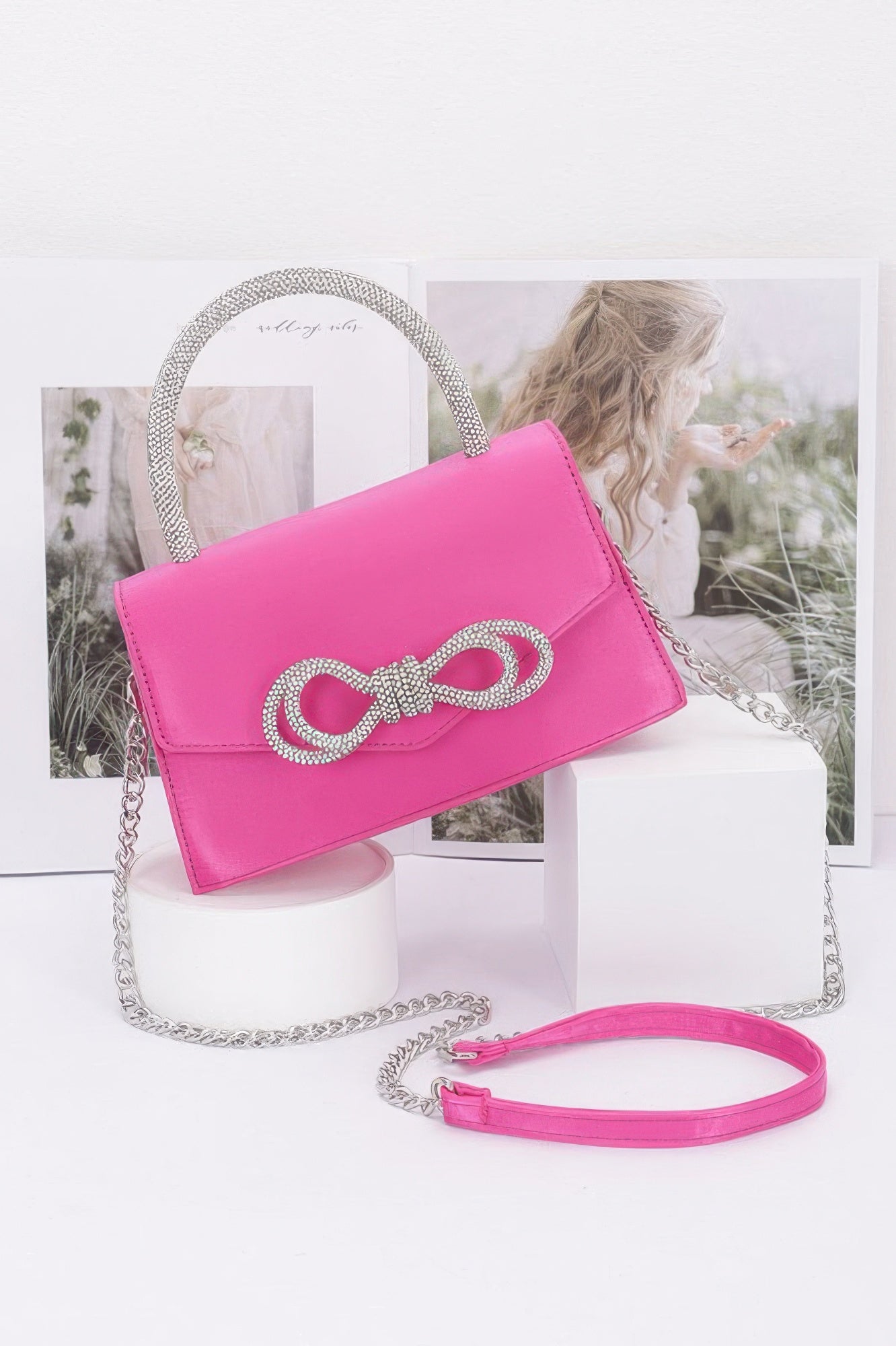 Сумка с клапаном и ручкой из стразовой ленты FASHNZFAB, Fuschia
Сумка с клапаном и ручкой из стразовой ленты FASHNZFAB, Fuschia