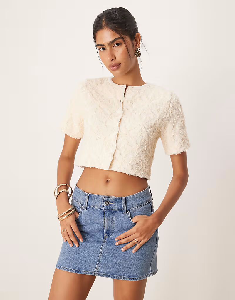 Укороченный кардиган с короткими рукавами и текстурой манго бежевого цвета Mango
Укороченный кардиган с короткими рукавами и текстурой манго бежевого цвета Mango