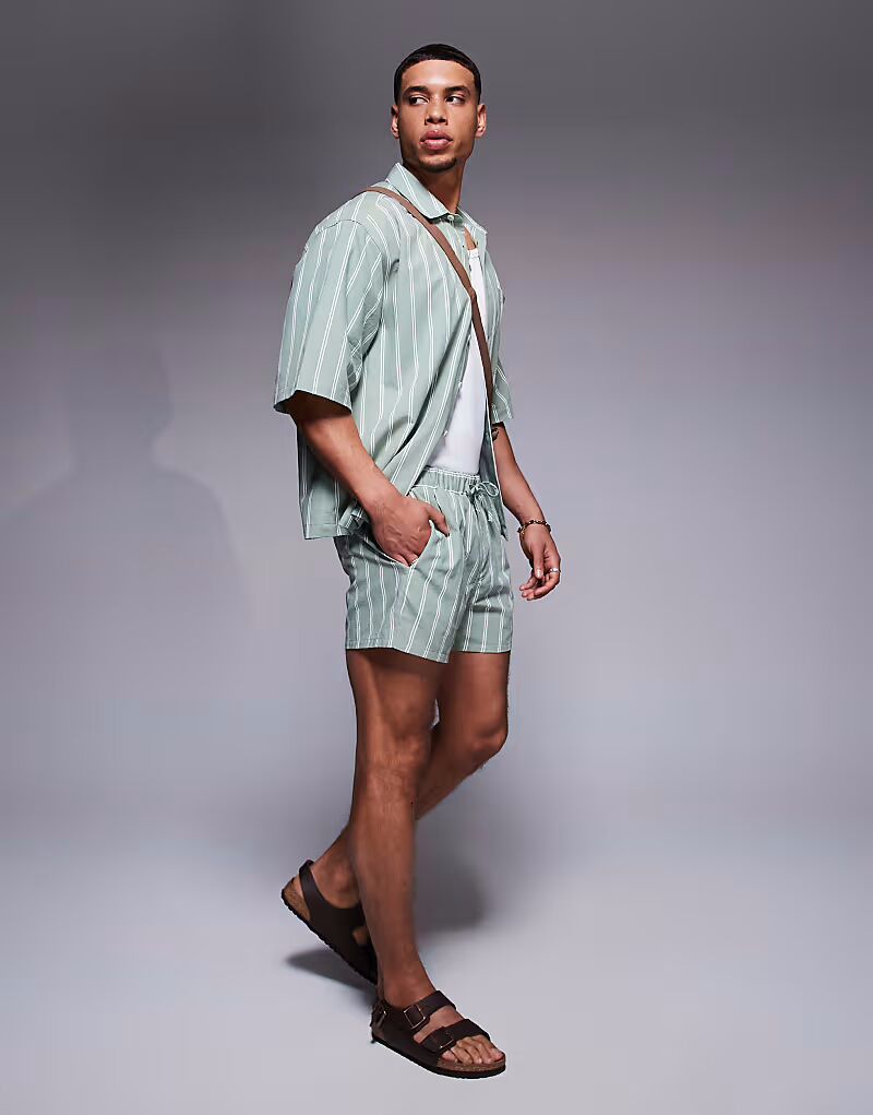 Короткие шорты в зеленую полоску Asos Design
Короткие шорты в зеленую полоску Asos Design