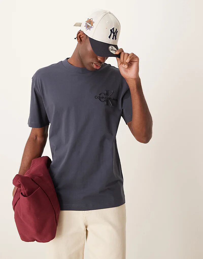 Футболка Calvin Klein Jeans из шенилла темно-синего цвета с логотипом
Футболка Calvin Klein Jeans из шенилла темно-синего цвета с логотипом