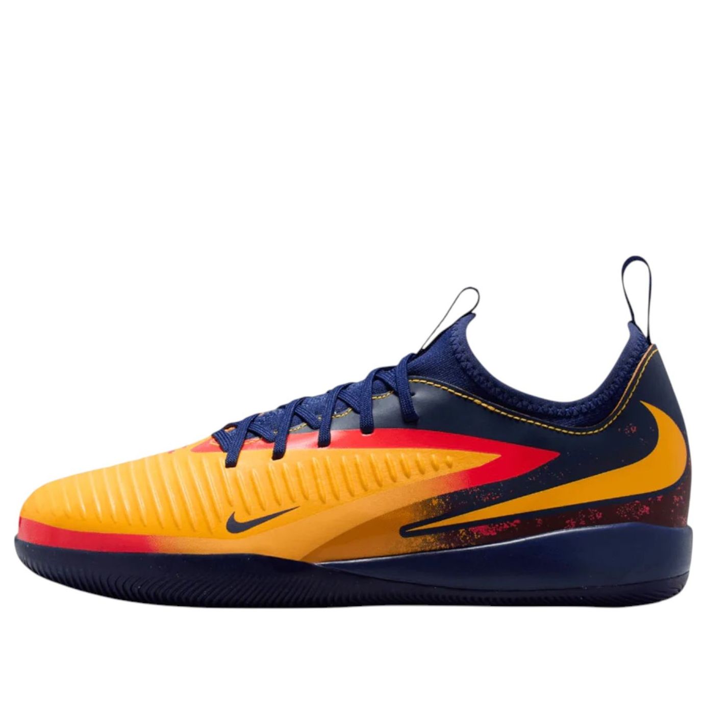 Кроссовки (GS) Nike JR. Phantom 6 Low Academy IC 'Erling Haaland'
Кроссовки (GS) Nike JR. Phantom 6 Low Academy IC 'Erling Haaland'