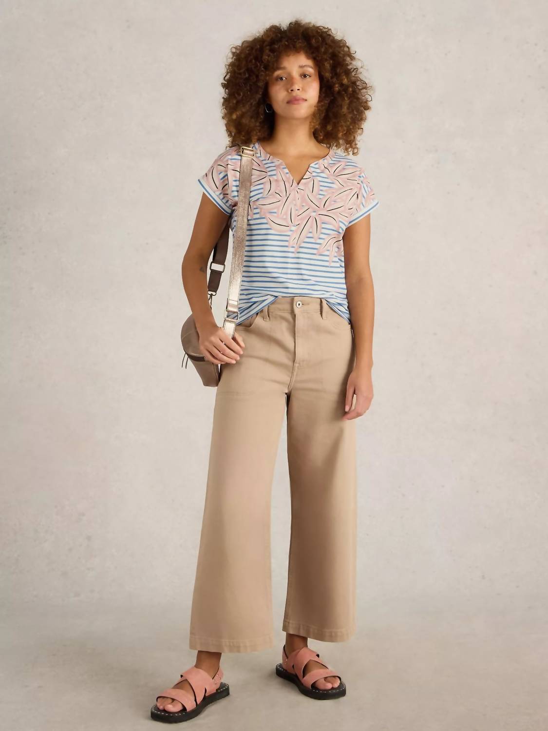 Нелли Фасон с вырезом Футболка в цвете айвори White Stuff, слоновая кость
Нелли Фасон с вырезом Футболка в цвете айвори White Stuff, слоновая кость