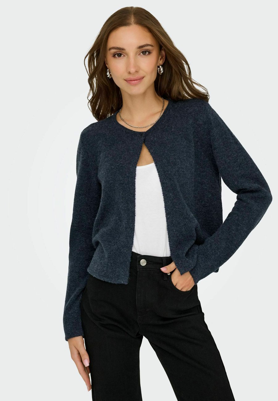 Кардиган JDY JDYRUE LIFE ONEBUTTON NOOS, Total Eclipse/Mottled Blue
Кардиган JDY JDYRUE LIFE ONEBUTTON NOOS, Total Eclipse/Mottled Blue