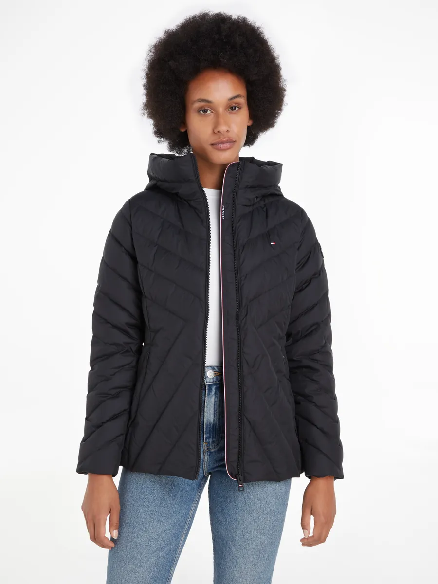 Стеганая куртка Tommy Hilfiger "CHEVRON MW PADDED JACKET", с капюшоном, средней набивкой и фирменной этикеткой Tommy Hilfiger, черный
Стеганая куртка Tommy Hilfiger "CHEVRON MW PADDED JACKET", с капюшоном, средней набивкой и фирменной этикеткой Tommy Hilfiger, черный