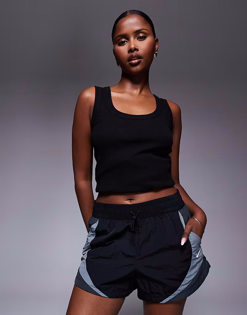 Шорты Street со вставками длиной 3 дюйма черного и серого цветов Nike
Шорты Street со вставками длиной 3 дюйма черного и серого цветов Nike