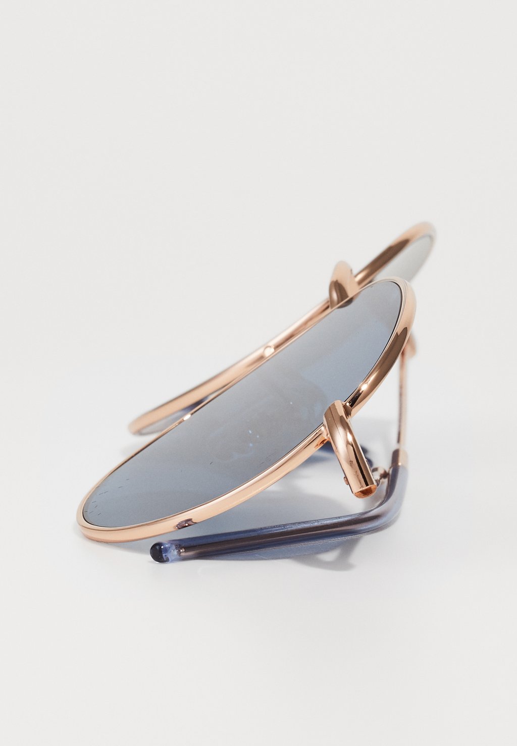 Солнцезащитные очки ROUND REVERSE UNISEX Ray-Ban, цвет розового золота
Солнцезащитные очки ROUND REVERSE UNISEX Ray-Ban, цвет розового золота