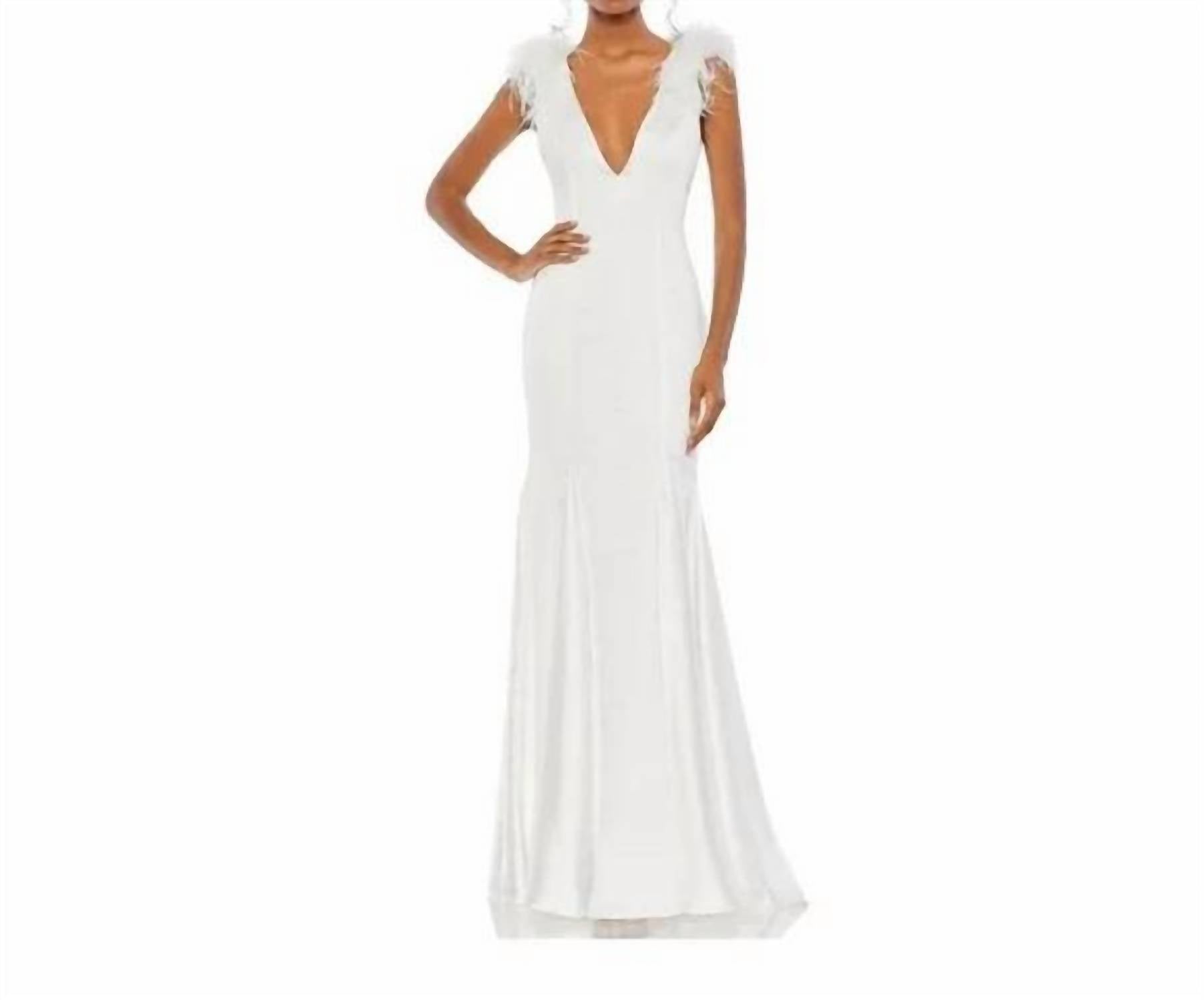 Белое атласное платье с перьями на плечах и V-образным вырезом Mac Duggal
Белое атласное платье с перьями на плечах и V-образным вырезом Mac Duggal