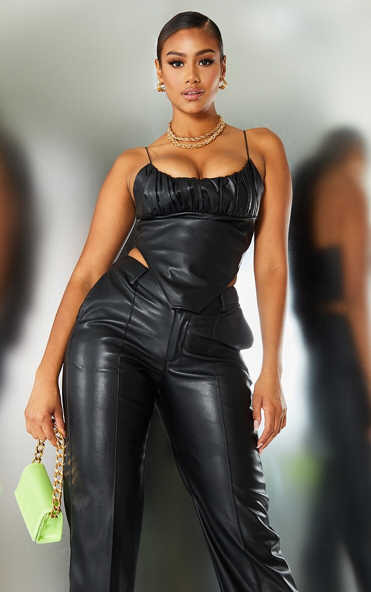 PrettyLittleThing Черный топ из искусственной кожи со сборками и бюстом с изогнутым подолом
PrettyLittleThing Черный топ из искусственной кожи со сборками и бюстом с изогнутым подолом