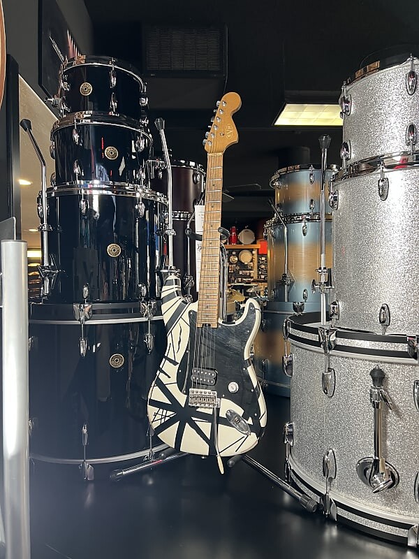 Электрогитара EVH Striped Series '78 Eruption Electric Guitar in White w/ Black Stripes Relic & Case 5107900576
Электрогитара EVH Striped Series '78 Eruption Electric Guitar in White w/ Black Stripes Relic & Case 5107900576