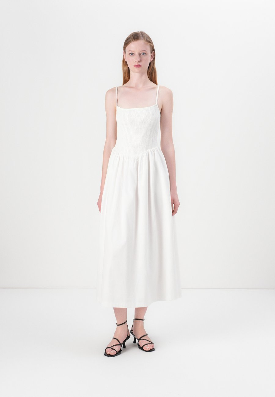 Платье Abercrombie & Fitch SMOCKED DIP WAIST MIDI DRESS, White
Платье Abercrombie & Fitch SMOCKED DIP WAIST MIDI DRESS, White