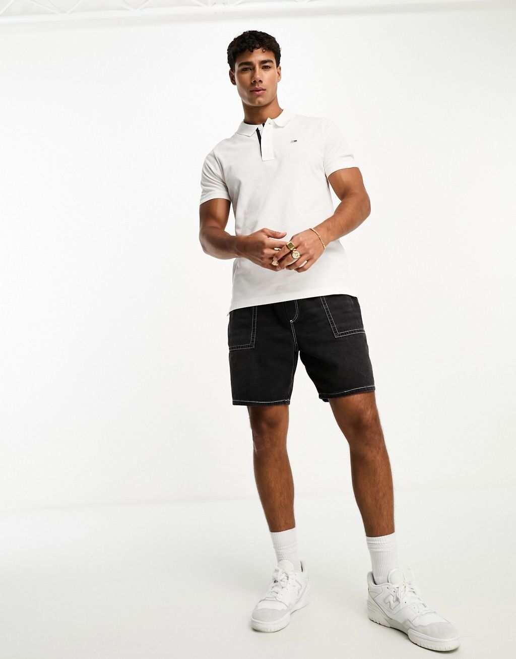 Белая рубашка-поло с узкой планкой и короткими рукавами Tommy Jeans
Белая рубашка-поло с узкой планкой и короткими рукавами Tommy Jeans