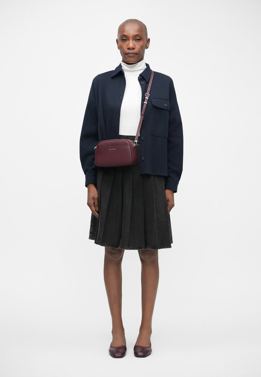 Сумка кросс-боди MICHAEL Michael Kors JET SET, Oxblood/Bordeaux
Сумка кросс-боди MICHAEL Michael Kors JET SET, Oxblood/Bordeaux