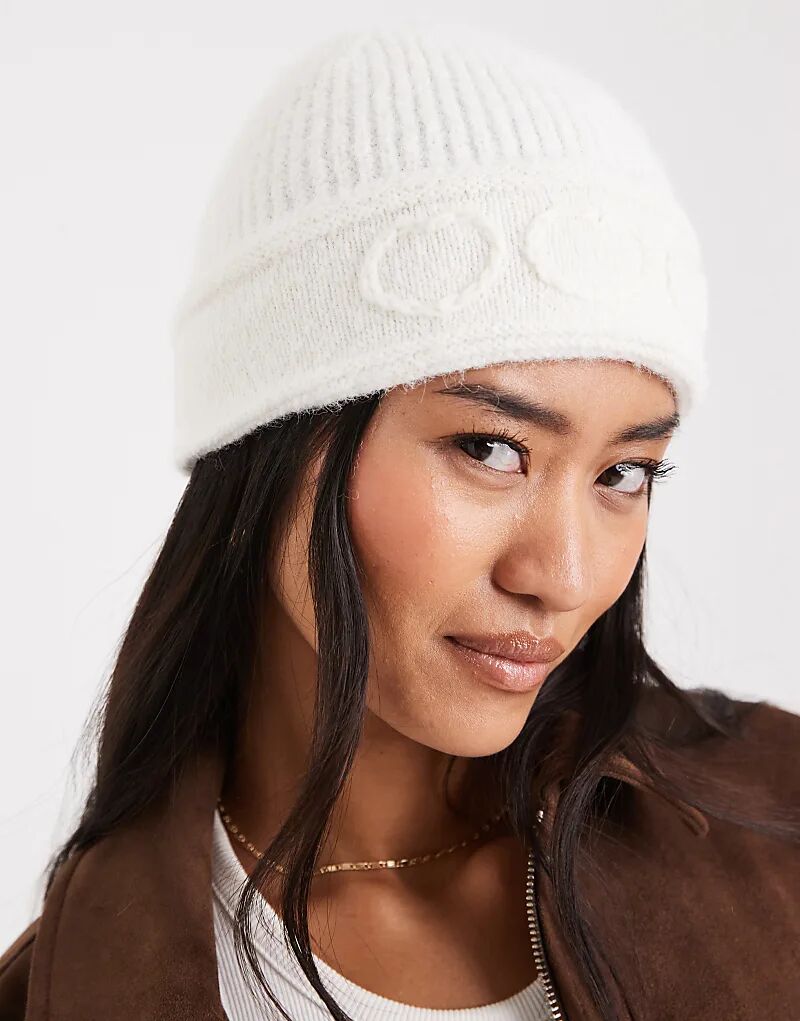 Вязаная шапочка с вышитым сердечком от Miss Selfridge кремового цвета
Вязаная шапочка с вышитым сердечком от Miss Selfridge кремового цвета