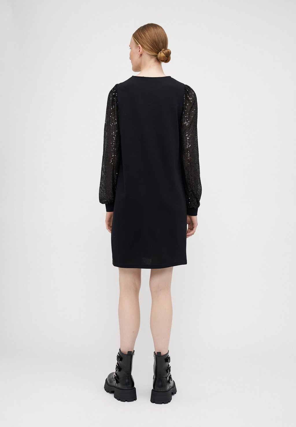 Коктейльное платье / Вечернее платье VMCHARLOTTE SEQUINS SHORT DRESS Vero Moda Tall, черный
Коктейльное платье / Вечернее платье VMCHARLOTTE SEQUINS SHORT DRESS Vero Moda Tall, черный