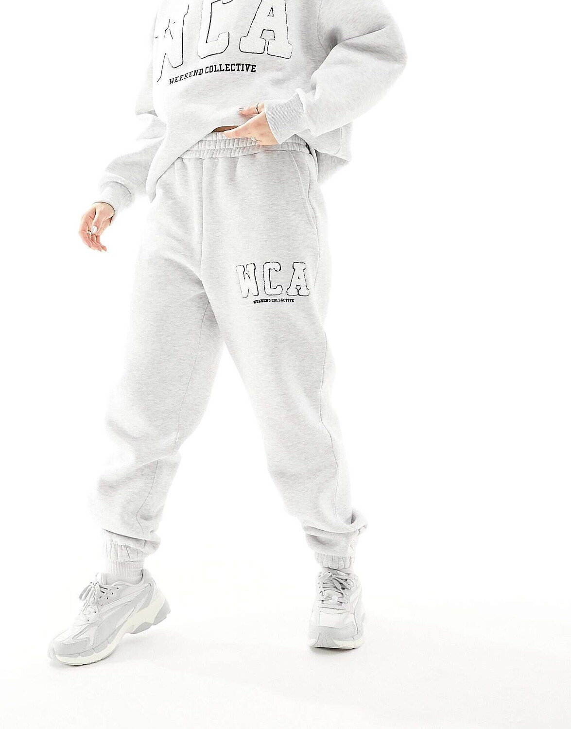 Серые джоггеры с логотипом университета ASOS Weekend Collective
Серые джоггеры с логотипом университета ASOS Weekend Collective