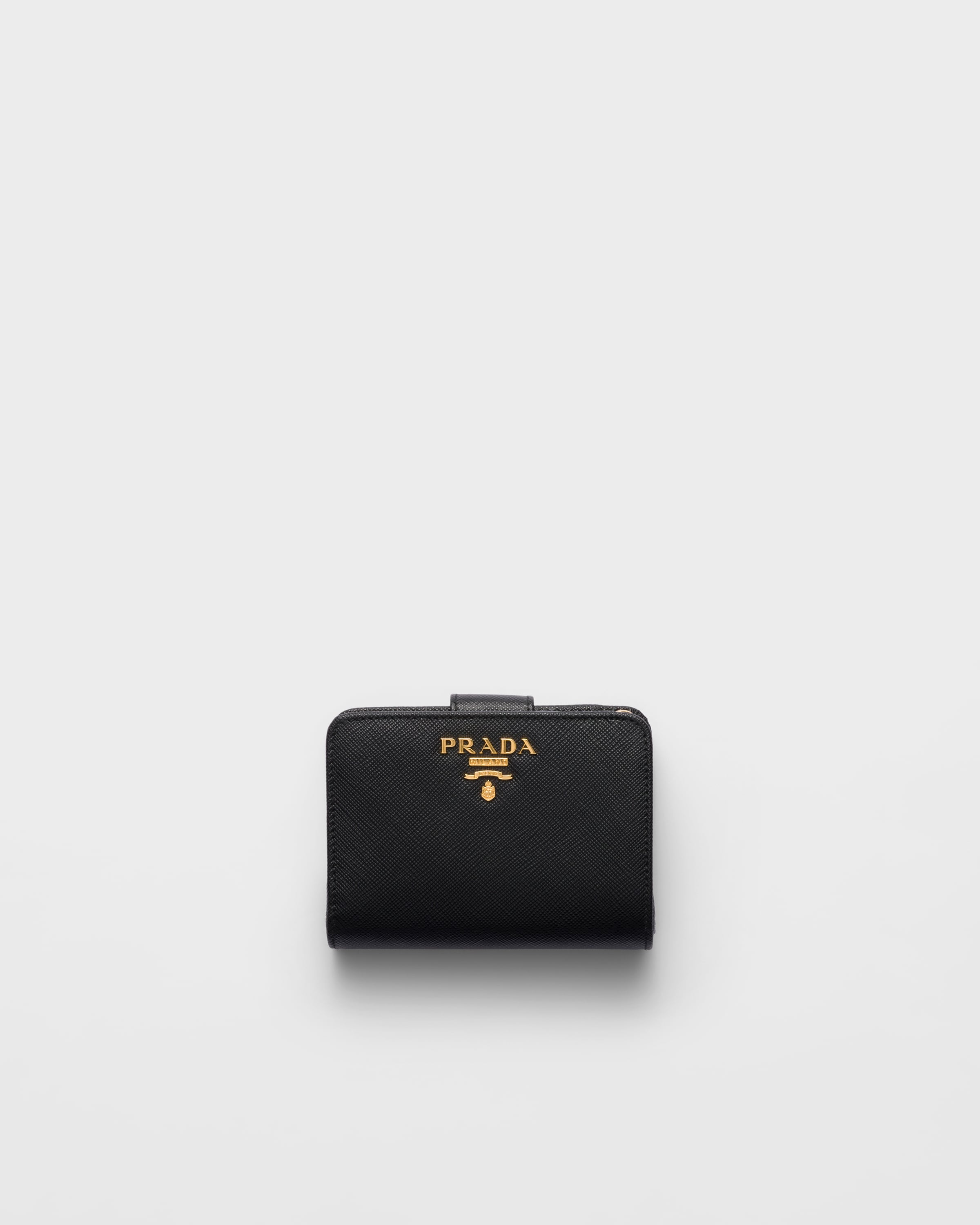 Маленький кошелек из сафьяновой кожи Prada, черный
Маленький кошелек из сафьяновой кожи Prada, черный