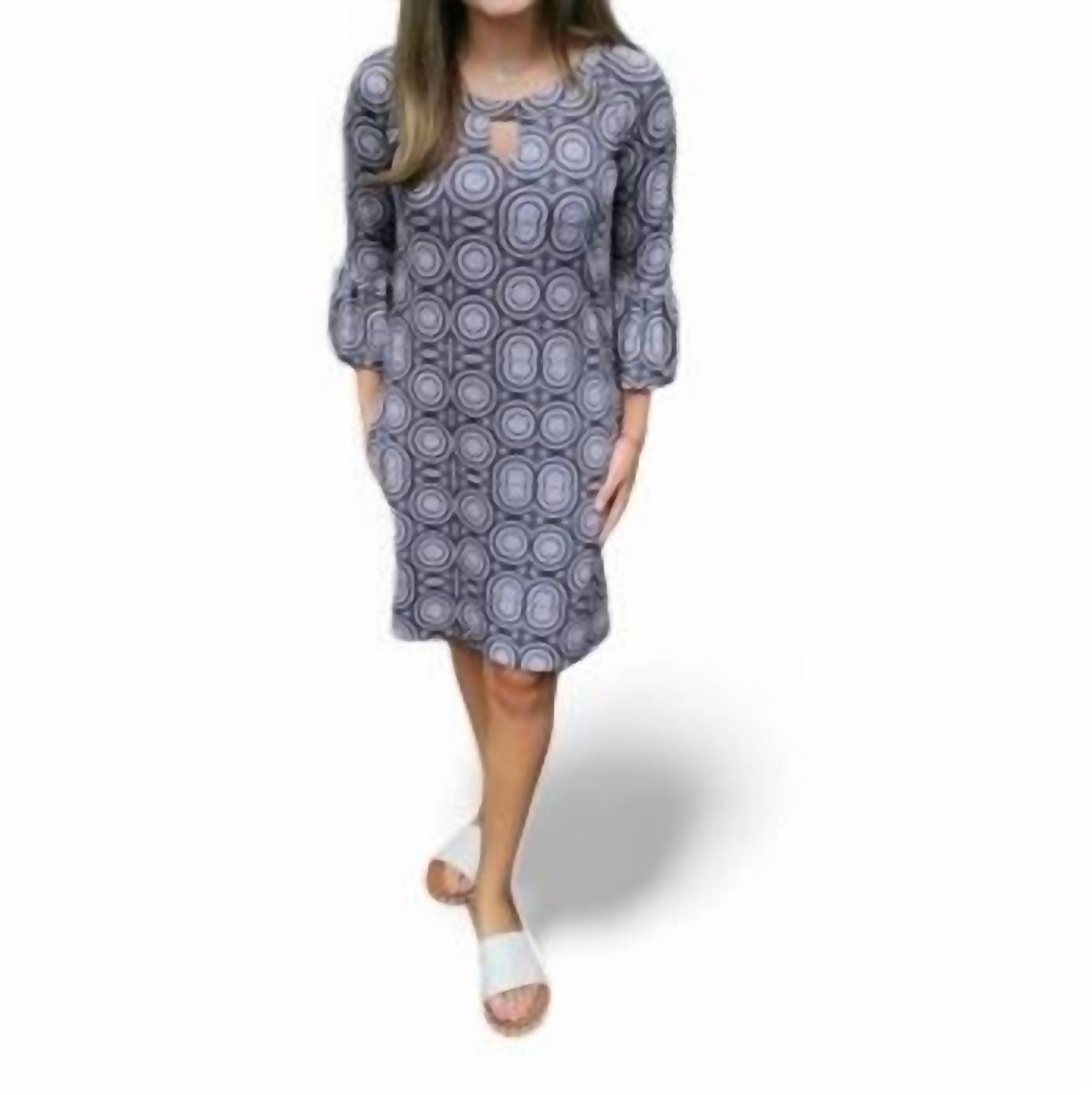 Платье с круглым принтом и вырезом-замочной скважиной в черном и кремовом цветах Erma’s Closet
Платье с круглым принтом и вырезом-замочной скважиной в черном и кремовом цветах Erma’s Closet