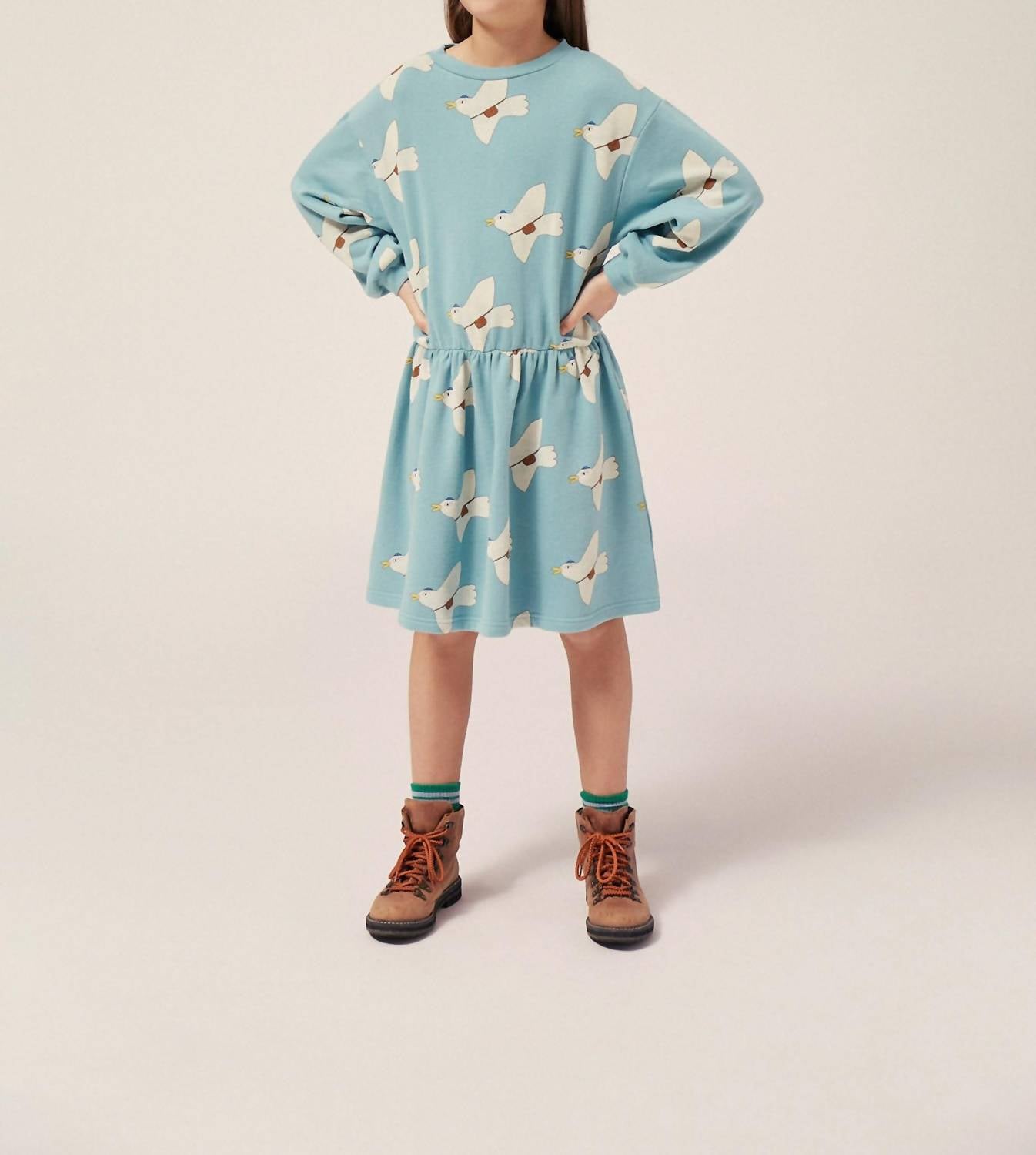 Голуби в светло-голубом платье The Campamento
Голуби в светло-голубом платье The Campamento