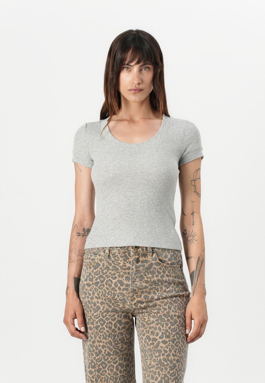 Футболка Guess TINA, Light Grey/Grey
Футболка Guess TINA, Light Grey/Grey