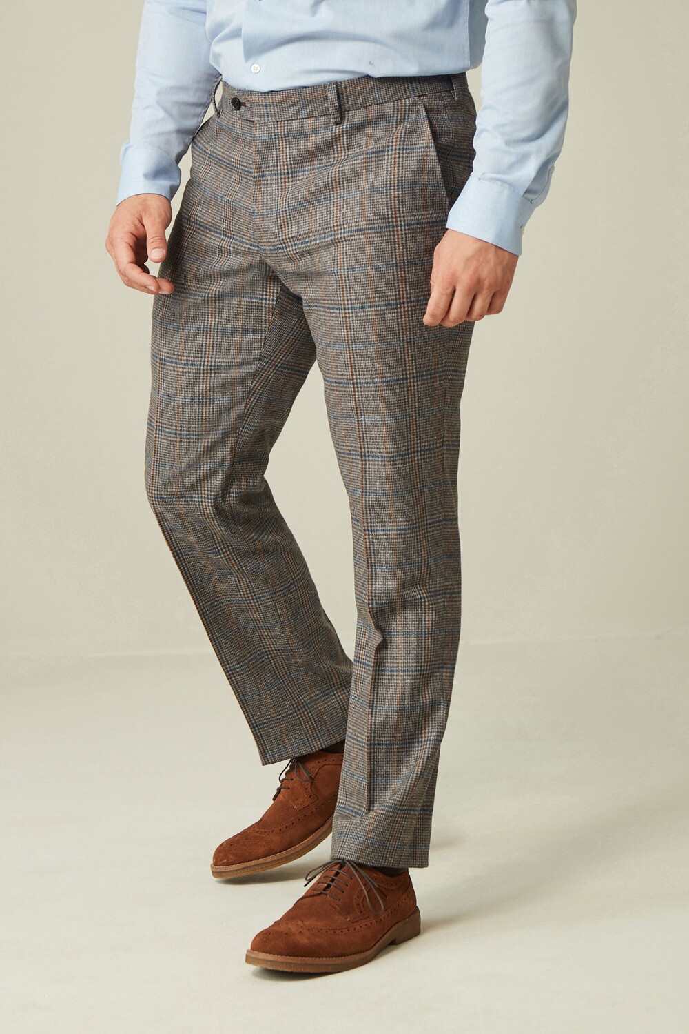 Приталенные костюмные брюки от Nova Fides из смесовой шерсти с декоративной окантовкой и рисунком в клетку Next, серый 
Приталенные костюмные брюки от Nova Fides из смесовой шерсти с декоративной окантовкой и рисунком в клетку Next, серый