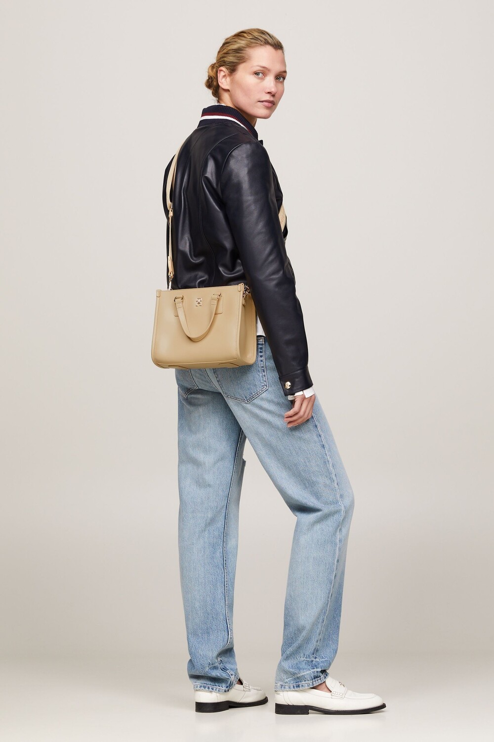 Маленькая сумка-тоут монотип Tommy Hilfiger, бежевый
Маленькая сумка-тоут монотип Tommy Hilfiger, бежевый