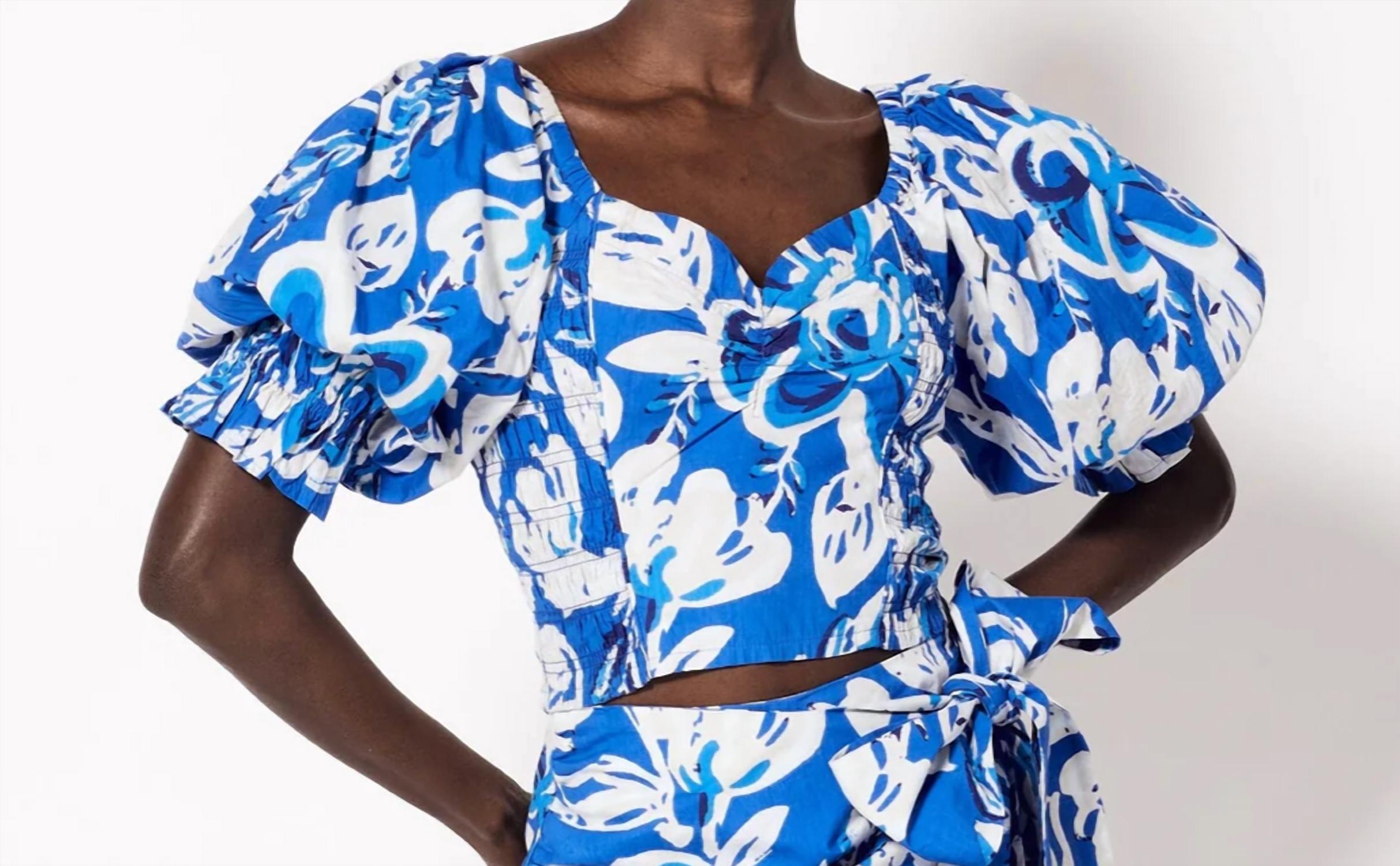 Райна Топ с цветочным принтом, пышными рукавами и укороченный в лазурном цвете Cleobella
Райна Топ с цветочным принтом, пышными рукавами и укороченный в лазурном цвете Cleobella