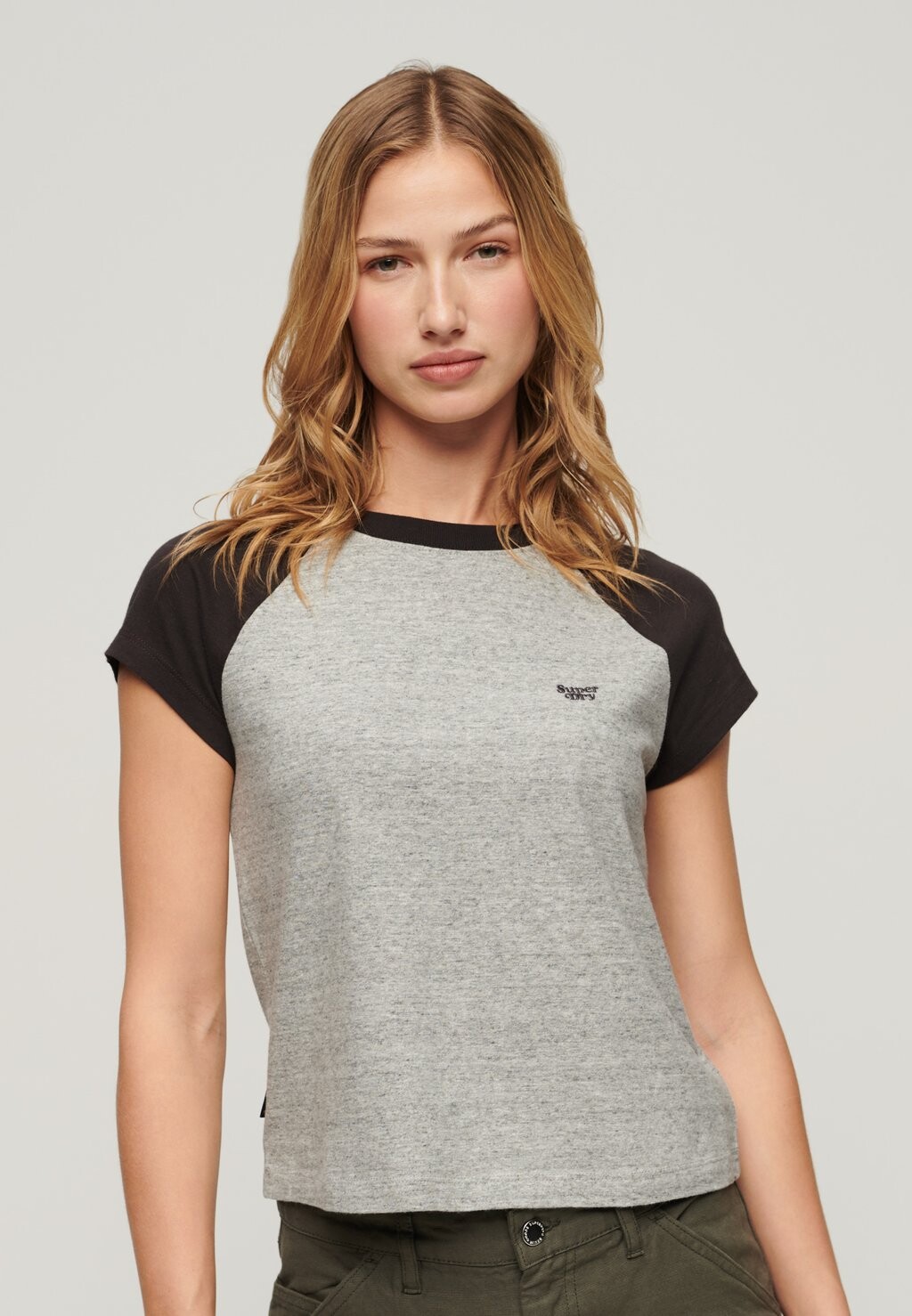 Футболка с принтом ESSENTIAL LOGO RAGLAN Superdry, цвет bison black athletic grey marl
Футболка с принтом ESSENTIAL LOGO RAGLAN Superdry, цвет bison black athletic grey marl