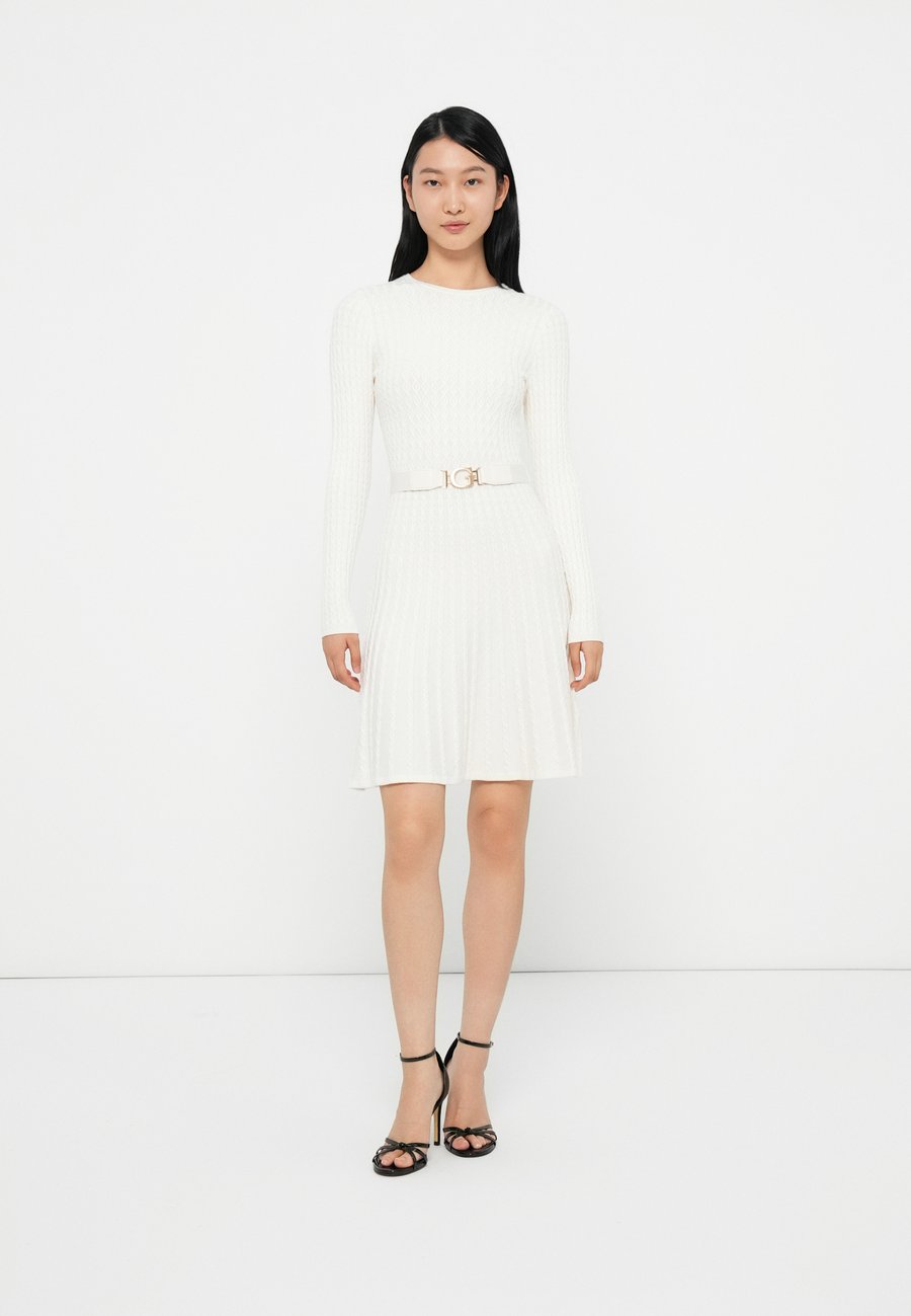 Платье Guess BELTED HANA DRESS, Dove White/White
Платье Guess BELTED HANA DRESS, Dove White/White