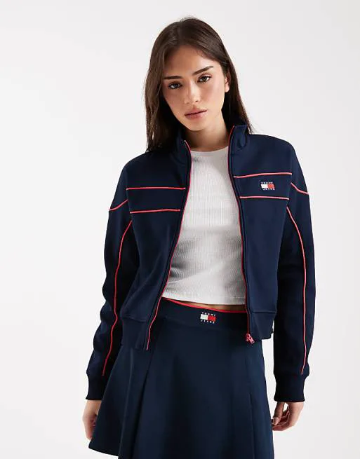 Темно-синяя куртка на молнии с логотипом Tommy Jeans и окантовкой на молнии
Темно-синяя куртка на молнии с логотипом Tommy Jeans и окантовкой на молнии
