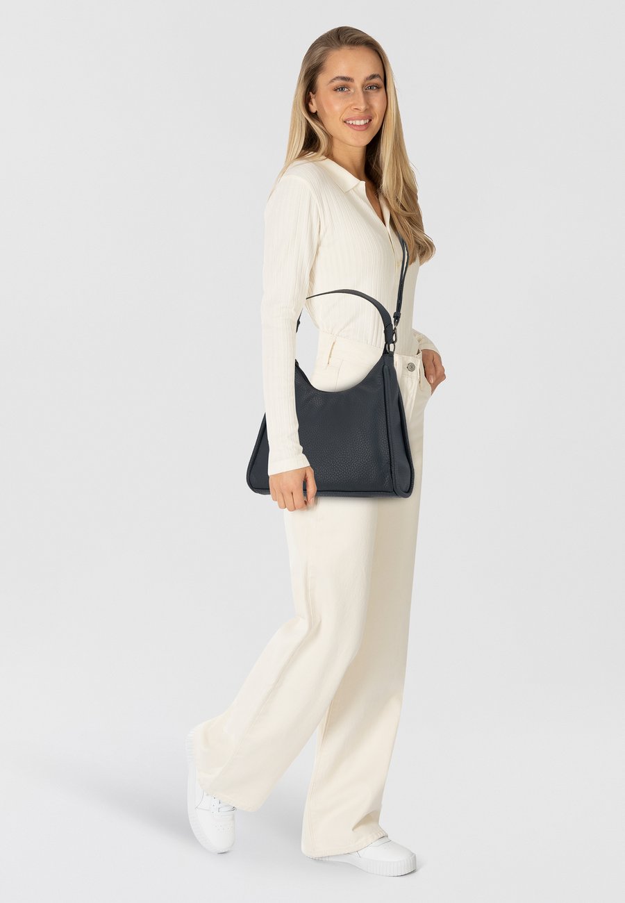 Сумка TOM TAILOR DENIM FINNA SCHULTER 36 CM, Dark Blue
Сумка TOM TAILOR DENIM FINNA SCHULTER 36 CM, Dark Blue