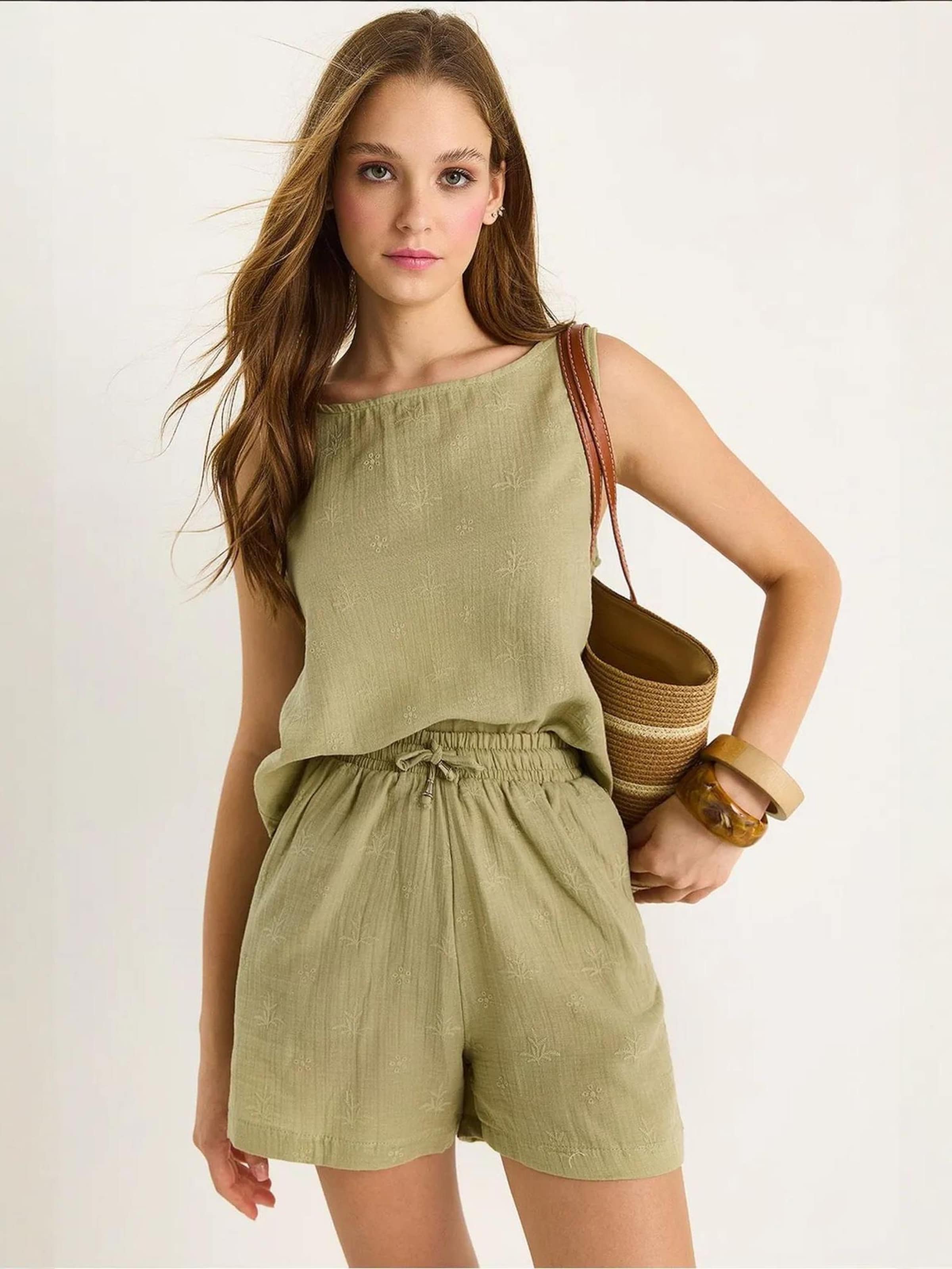 Bianco Lucci Костюм в цвете Olive
Bianco Lucci Костюм в цвете Olive