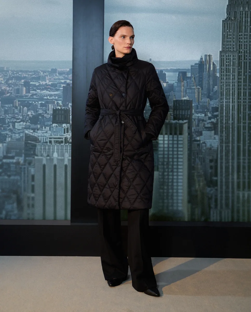 Длинное женское стеганое пальто гладкой текстуры Woman Limited El Corte Inglés, черный
Длинное женское стеганое пальто гладкой текстуры Woman Limited El Corte Inglés, черный