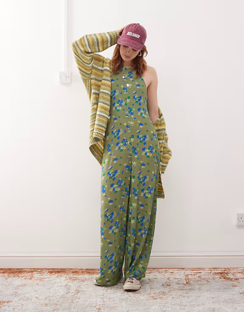 Комбинезон Reclaimed Vintage с открытой спиной и мелким зеленым цветочным принтом
Комбинезон Reclaimed Vintage с открытой спиной и мелким зеленым цветочным принтом