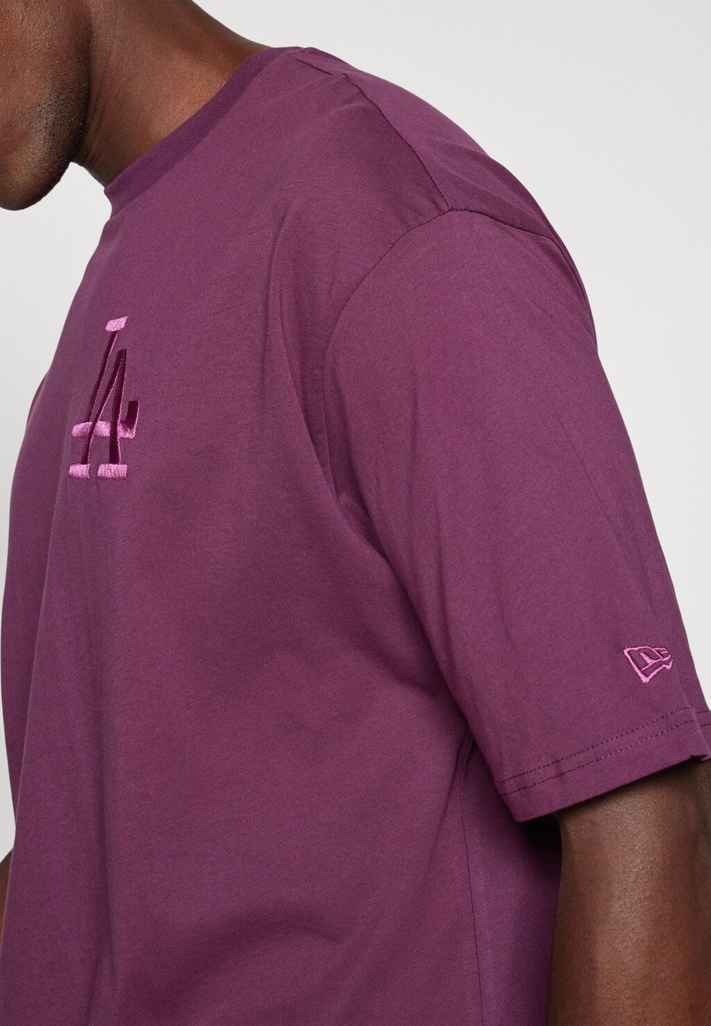 Принт на футболке MLB LOS ANGELES DODGERS LEAGUE ESSENTIALS TEE New Era, фиолетовый
Принт на футболке MLB LOS ANGELES DODGERS LEAGUE ESSENTIALS TEE New Era, фиолетовый