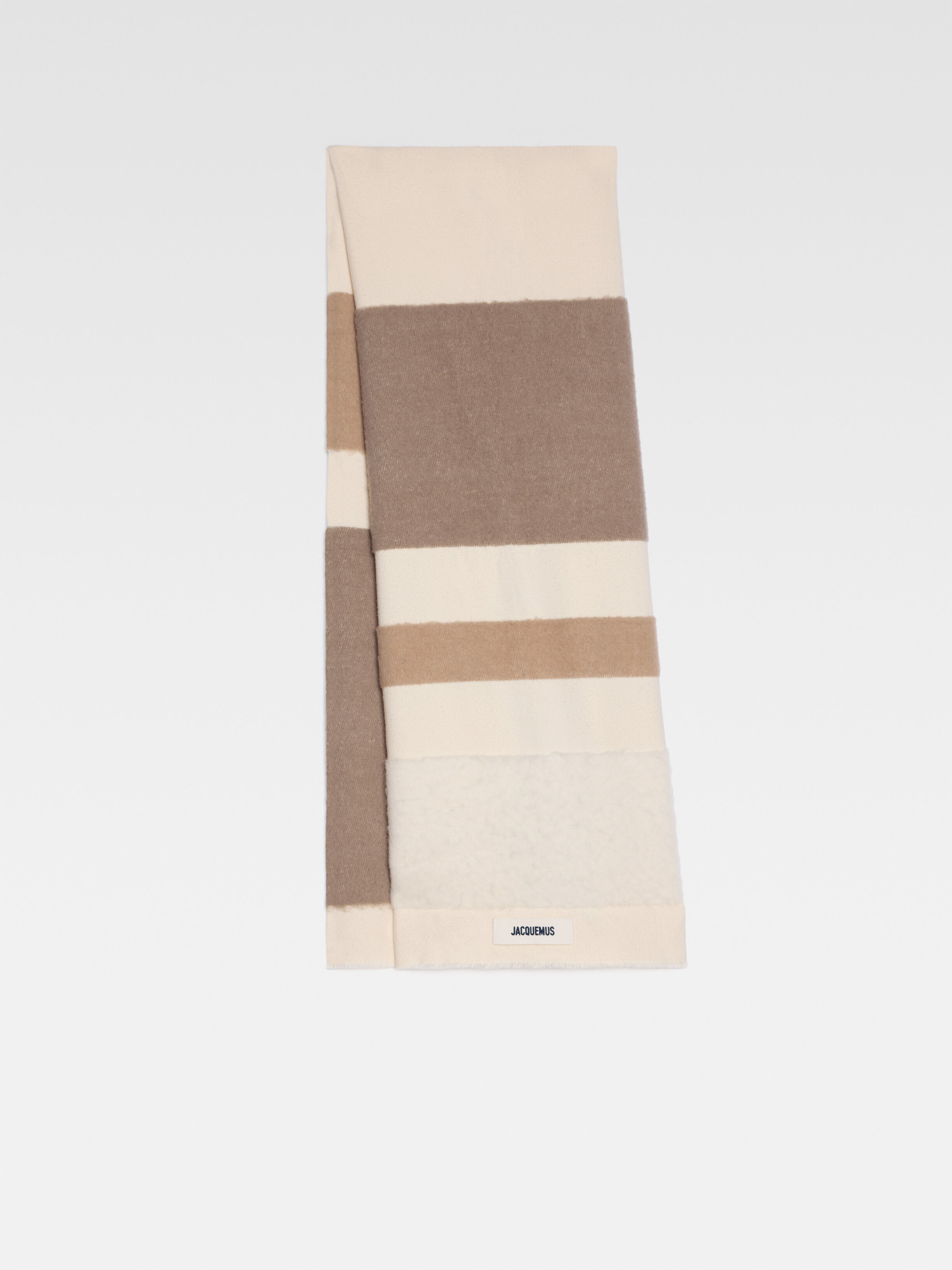 Широкий трехцветный шарф JACQUEMUS The Arazzo scarf, цвет Multi-Beige
Широкий трехцветный шарф JACQUEMUS The Arazzo scarf, цвет Multi-Beige