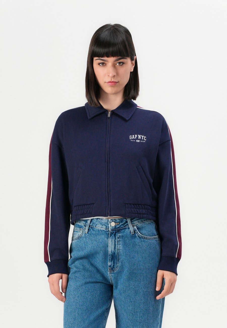 Толстовка GAP CROP TRACK, Navy Uniform/Dark Blue, Синий, Толстовка GAP CROP TRACK, Navy Uniform/Dark Blue
Толстовка GAP CROP TRACK, Navy Uniform/Dark Blue, Синий, Толстовка GAP CROP TRACK, Navy Uniform/Dark Blue