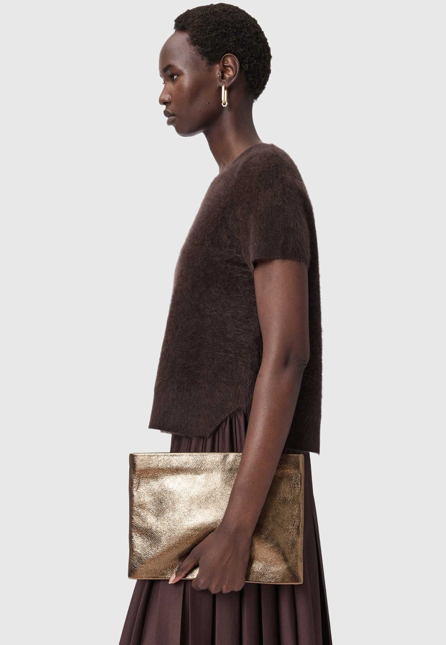 Клатч AllSaints BETTINA CLUTCH, Warm Brass/Bronze
Клатч AllSaints BETTINA CLUTCH, Warm Brass/Bronze