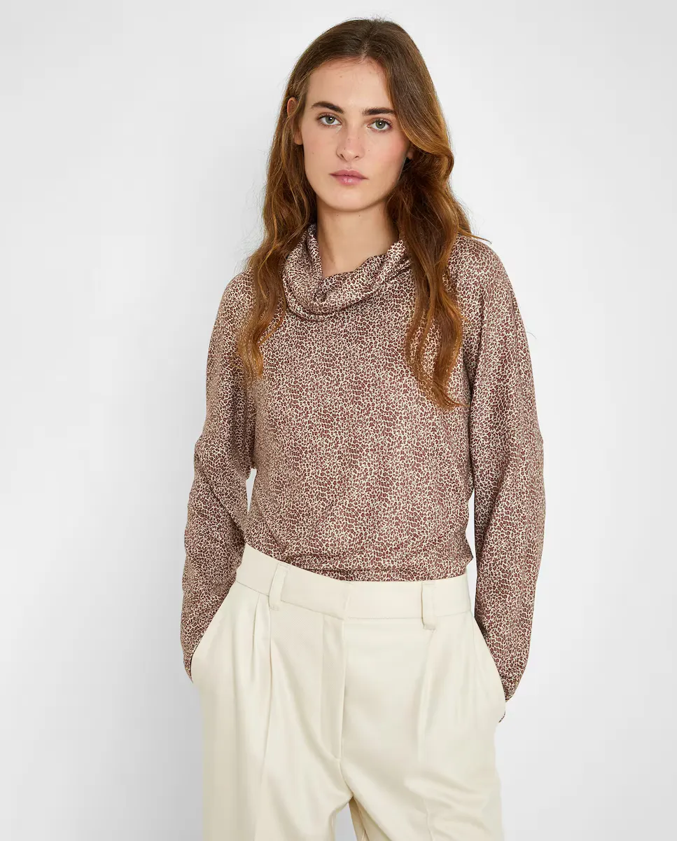 Тонкий женский свитер с широким воротником Trucco, розовый
Тонкий женский свитер с широким воротником Trucco, розовый