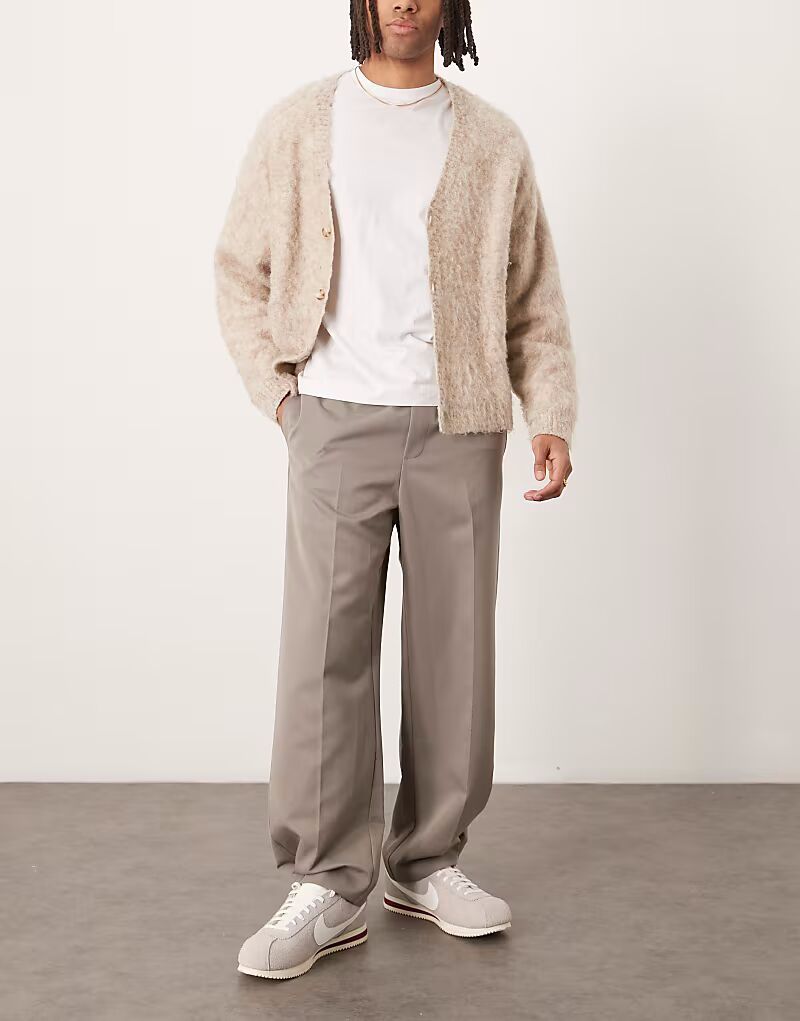 Элегантные брюки с широкими штанинами и кнопками по низу, приглушенного цвета хаки Asos Design
Элегантные брюки с широкими штанинами и кнопками по низу, приглушенного цвета хаки Asos Design