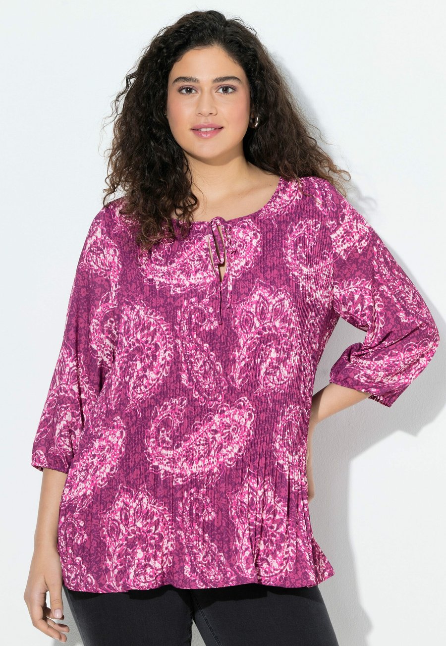 Блуза Ulla Popken ALLOVER PLEATED 3/4 SLEEVE FLORAL, Raspberry/Berry
Блуза Ulla Popken ALLOVER PLEATED 3/4 SLEEVE FLORAL, Raspberry/Berry