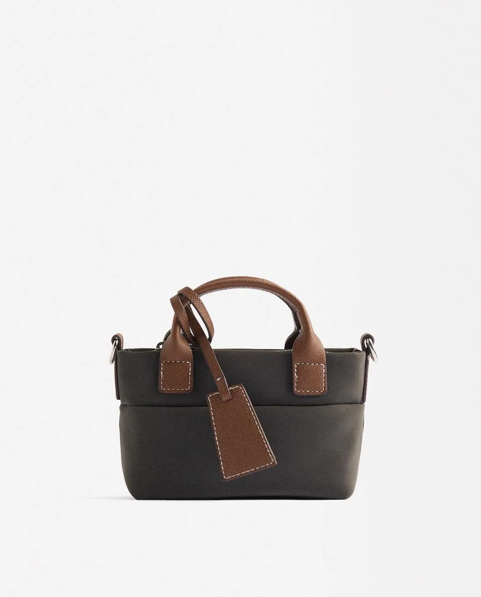 Сумка-тоут на плечо с возможностью ношения через плечо, застежка-молния, гладкая отделка и подвеска из бисера Parfois, черный
Сумка-тоут на плечо с возможностью ношения через плечо, застежка-молния, гладкая отделка и подвеска из бисера Parfois, черный