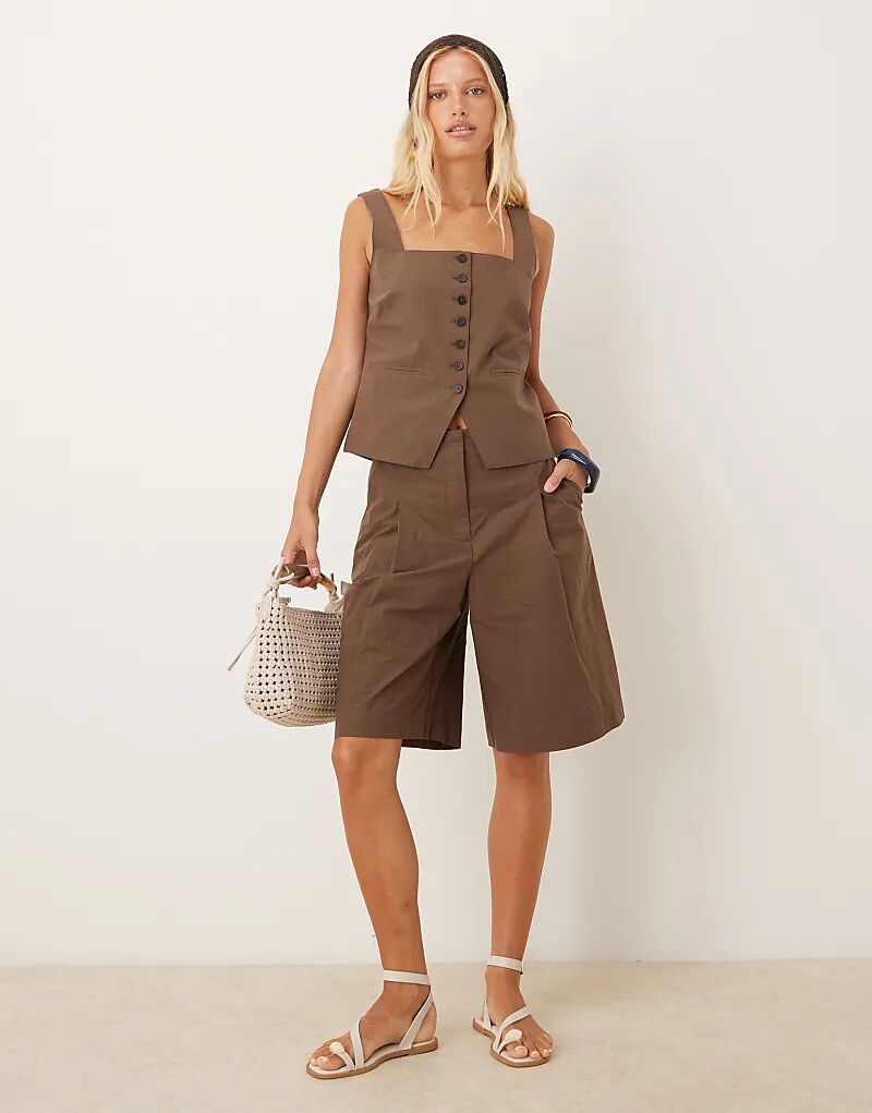 Жилет Mango с квадратным вырезом коричневого цвета — часть комплекта
Жилет Mango с квадратным вырезом коричневого цвета — часть комплекта