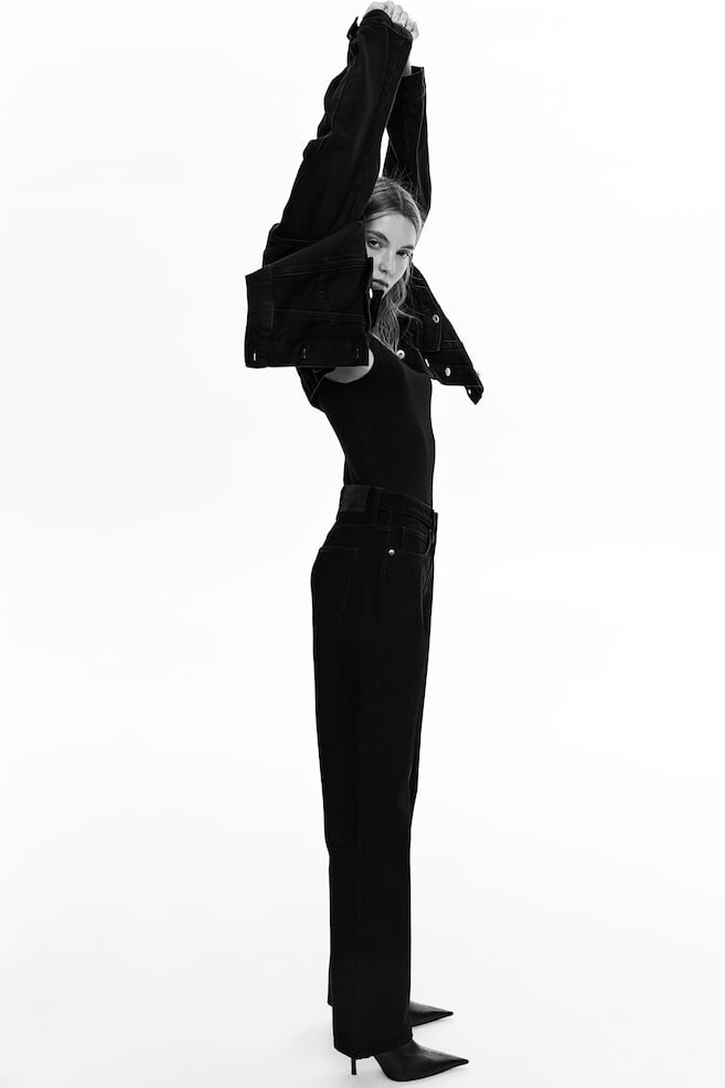 Прямые высокие джинсы H&M, черный
Прямые высокие джинсы H&M, черный