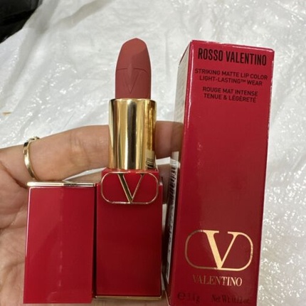 Помада для губ Rosso Matt Refillable 409A Valentino
Помада для губ Rosso Matt Refillable 409A Valentino