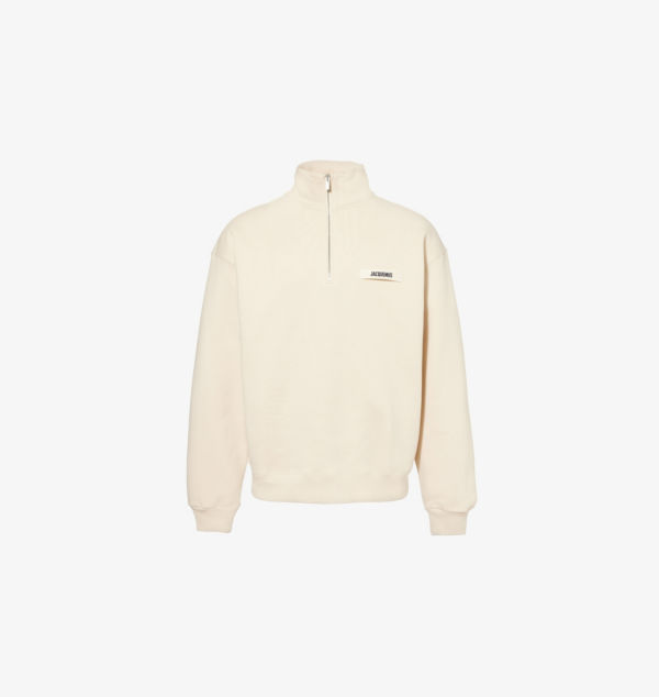 Свитшот свободного кроя из хлопкового трикотажа с высоким воротом и фирменной нашивкой Jacquemus, бежевый
Свитшот свободного кроя из хлопкового трикотажа с высоким воротом и фирменной нашивкой Jacquemus, бежевый